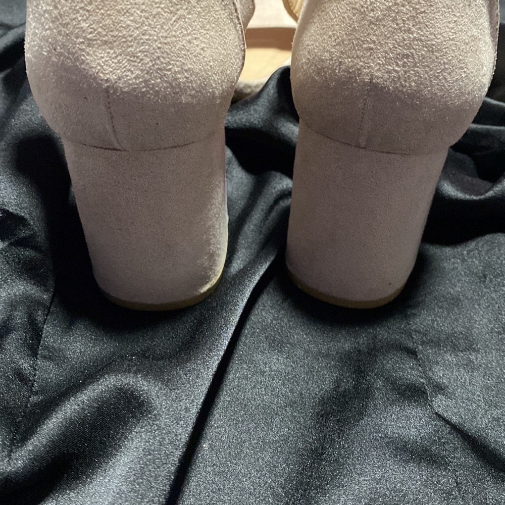 CL by Laundry Sandals. Nude Size 7 1/2 - Picture 3 of 9
